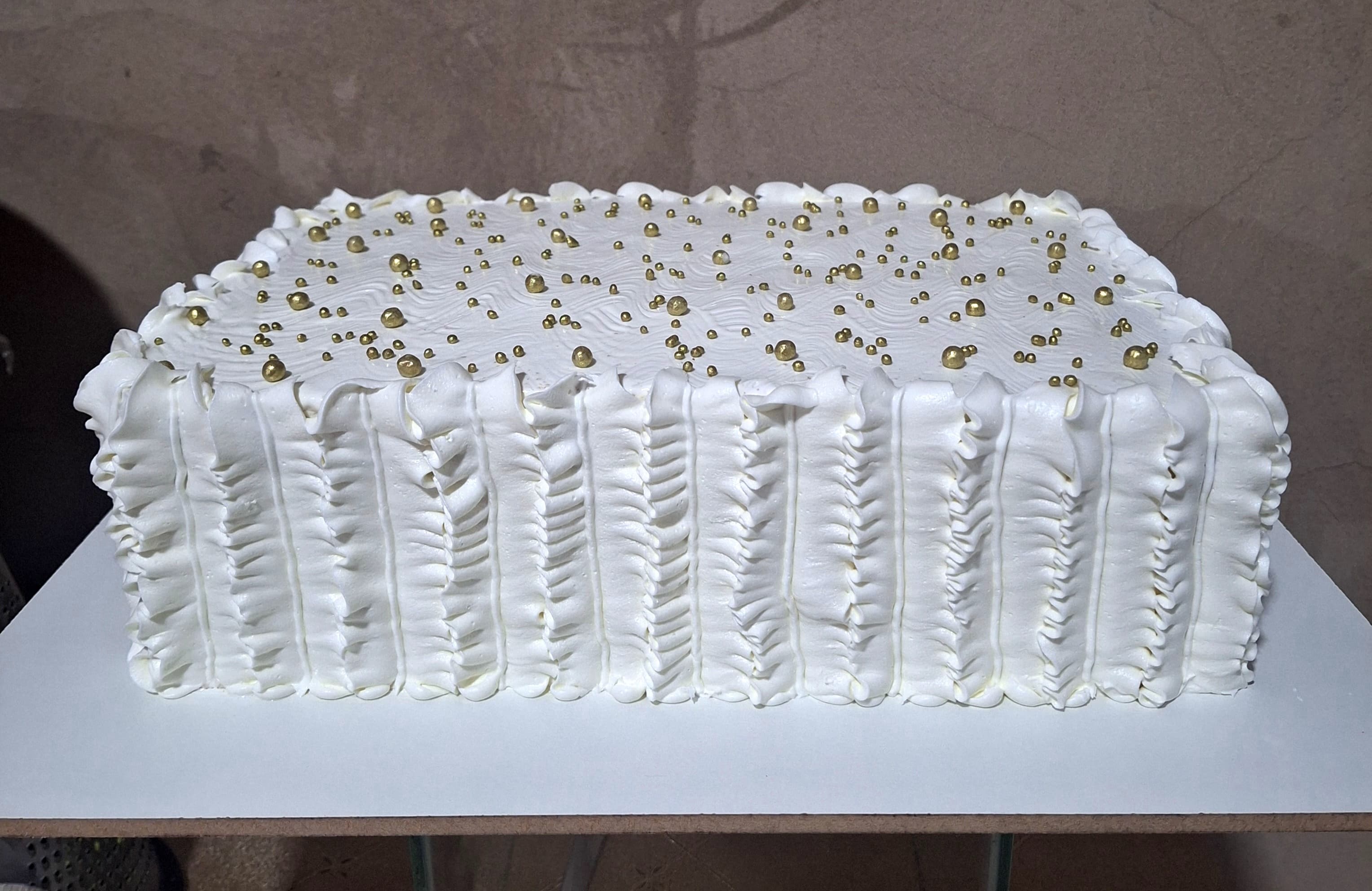 Bolo decorado com bolinhas douradas